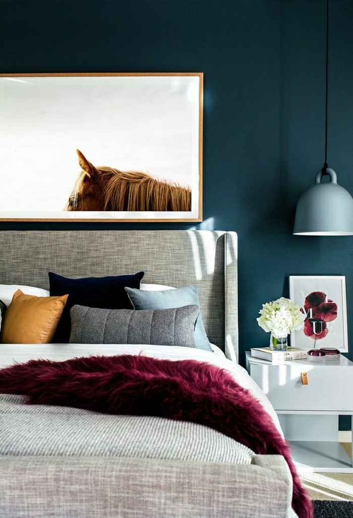 chambre chic jetée de lit en couleur lie de vin mur bleu