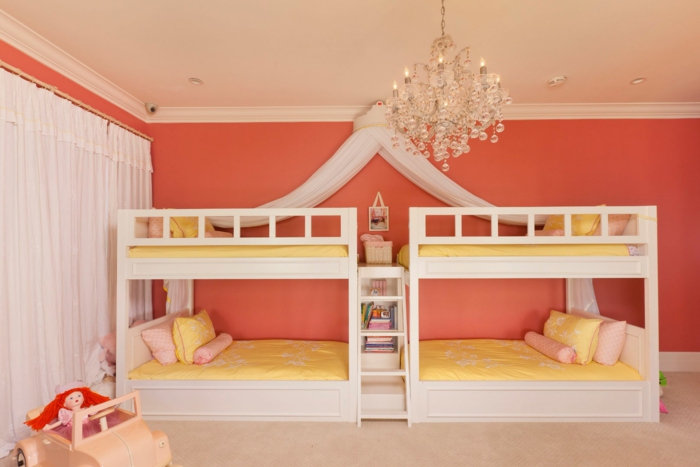chambre d'enfant lits superposés peinture murale couleur corail