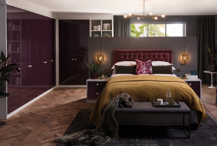chambre tête de lit en couleur lie de vin