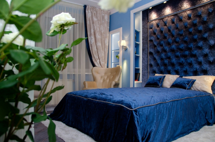 chambre élégante couverture de lit et tête de lit couleur indigo