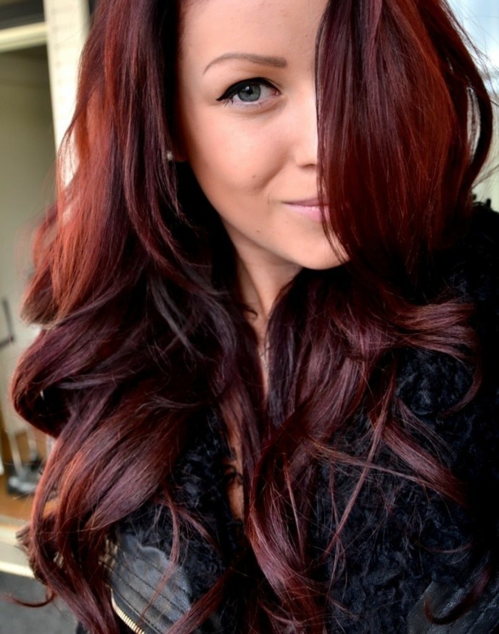 cheveux couleur auburn rougeâtre