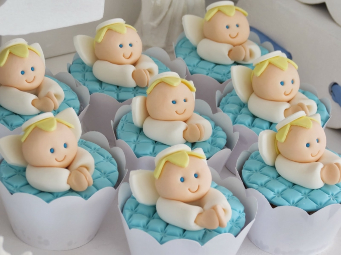 décoration baptême cupcakes décorés avec des anges