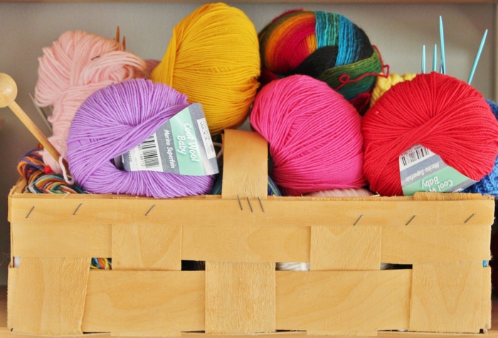 fils à tricoter en différentes couleurs