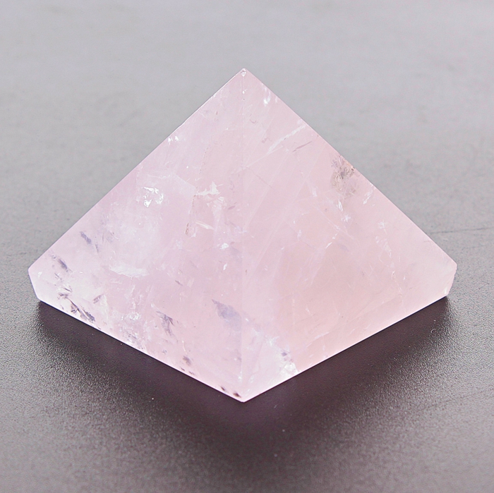 lithothérapie avec une pyramide en quartz rose