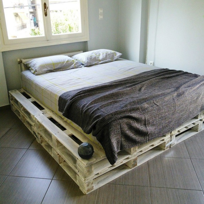 Idées cadres de lit carrelage en gros carreaux gris