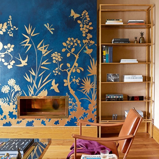 Idées de fond d’écran de salon cheminée habillée en teinte bleu marine aux motifs de forêt