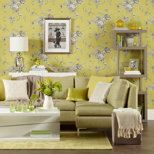 Idées de salon vert des motifs floraux sur un fond jaune doré