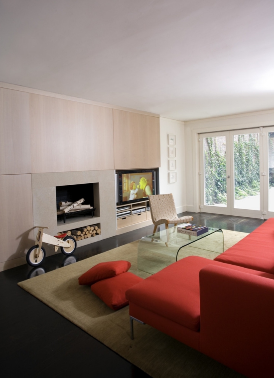- Idées pour décoration design du salon moderne canapé large en face de la cheminée et du téléviseur
