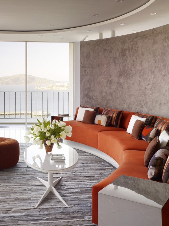 Idées pour décoration design du salon moderne canapé orange en trois parties