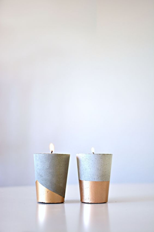 Les bougies fabriquées à la main des récipients en plâtre