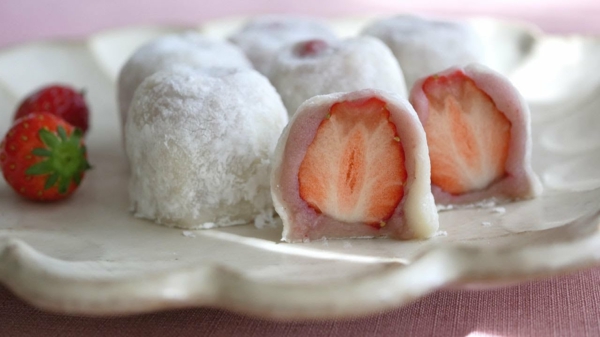 daifuku aux fraises mochi japonais fourré à la pâte de haricot sucré