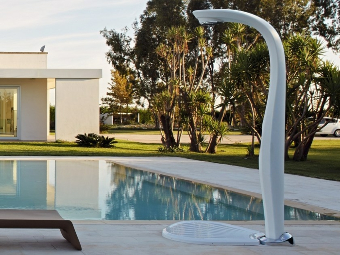 douche extérieure solaire pour votre piscine