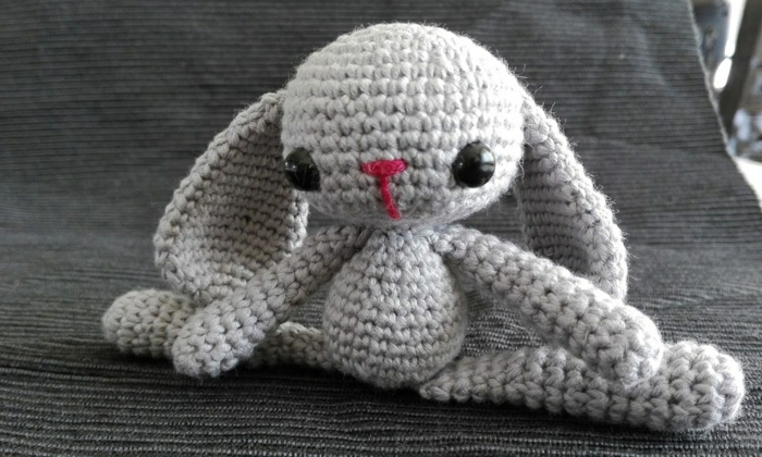 débuter au crochet amigurumi modèle petit lapin gris