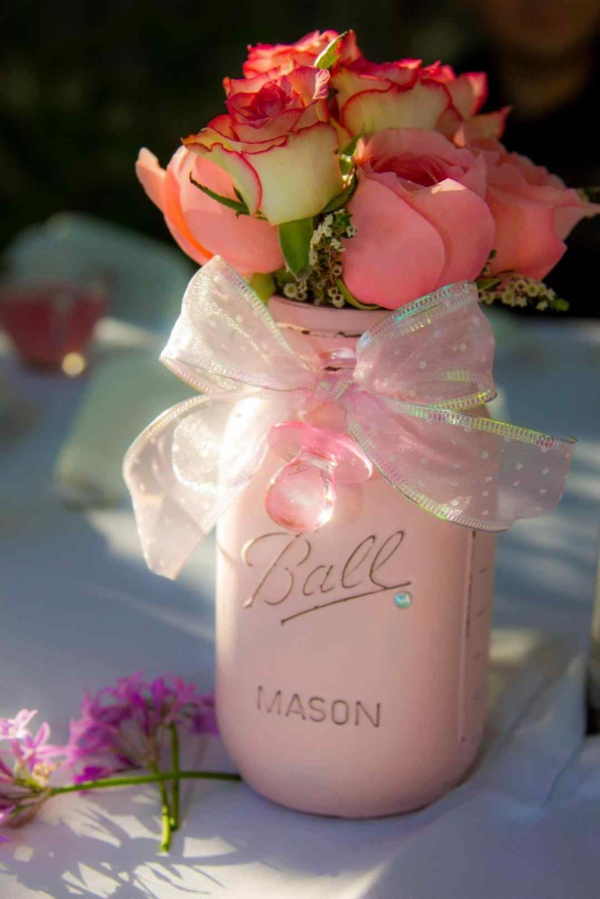 décoration baby shower bocaux de fleurs
