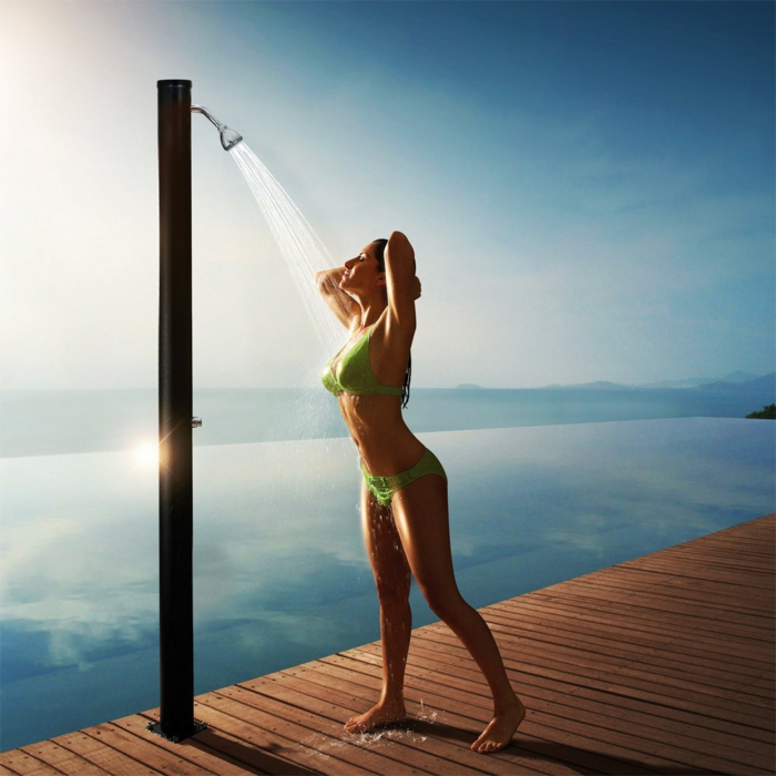 idée douche extérieure solaire pour jardin ou piscine