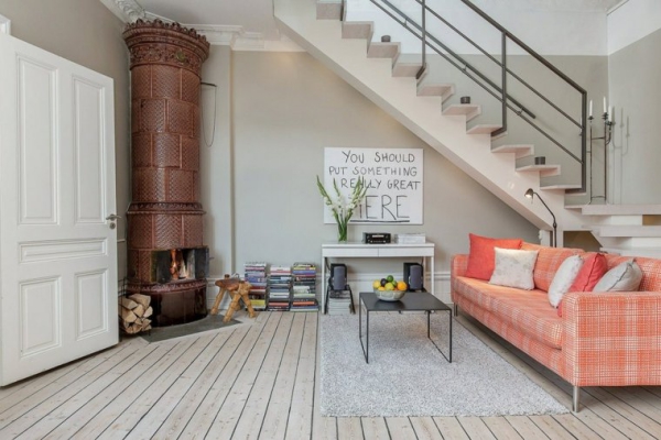 idées pour un salon déco scandinave espace économisé coin-repos sous l’escalier