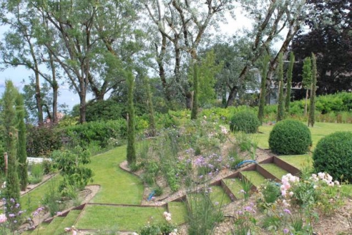 aménagement jardin en pente douce pelouse et zones plantées