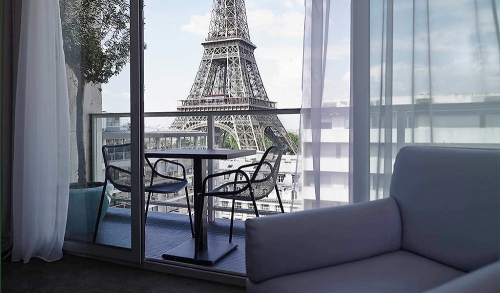 astuce déco balcon vue sur la Tour Eiffel