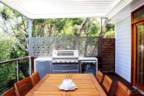 brise-vue balcon design style moderne avec cuisine extérieure