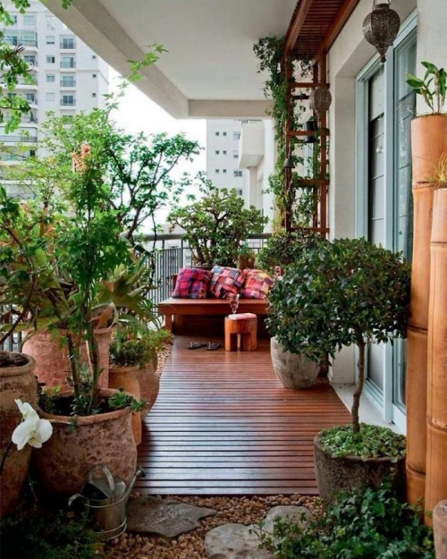comment aménager un balcon longue terrasse avec beaucoup de végétation