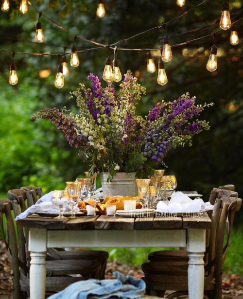 comment décorer la table du jardin table vintage en bois