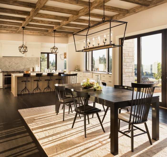 cuisine et salle à manger style industriel plafond poutre apparente