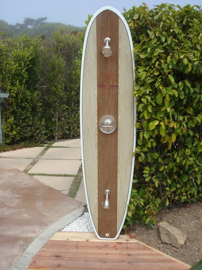 douche extérieure idée déco planche de surf