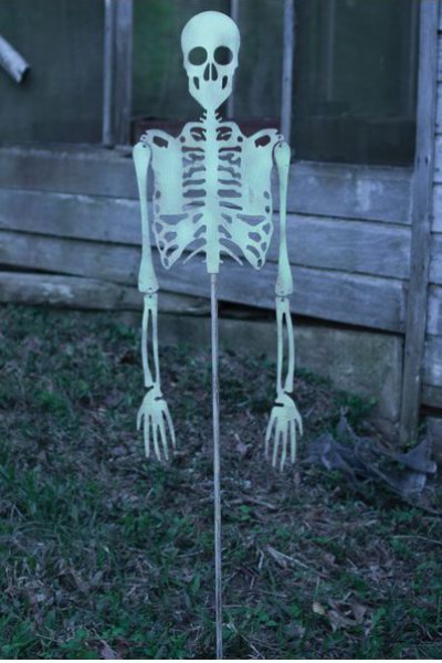 déco extérieure Halloween squelette dans le jardin