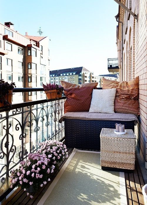 décoration balcon canapé et table en résine