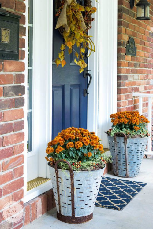 décoration jardinière extérieure couronne d’ automne sur la porte