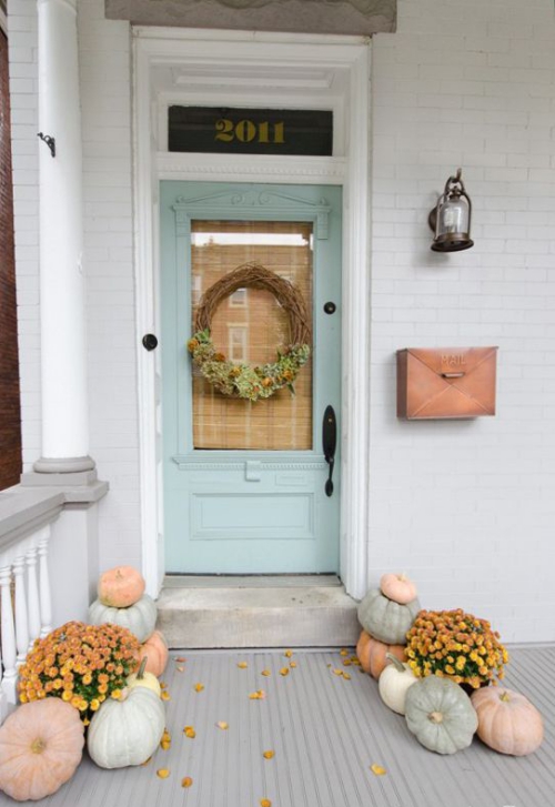 décoration jardinière extérieure couronne d’ automne à la porte d’ entrée
