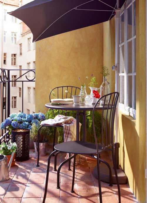décoration petit balcon terrasse peinte en ocre