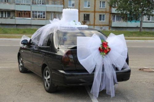 décoration voiture mariage grosse tarte sur le toit de la voiture