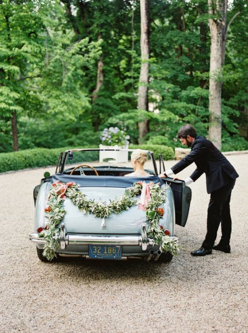 décoration voiture mariage la lettre M en feuilles vertes