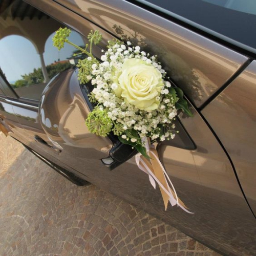 décoration voiture mariage une rose au milieu d’un bouquet
