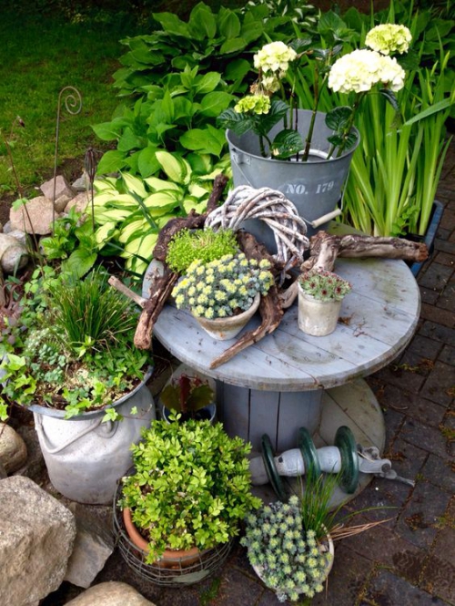 décorer le jardin avec objets de récupération bobine en bois