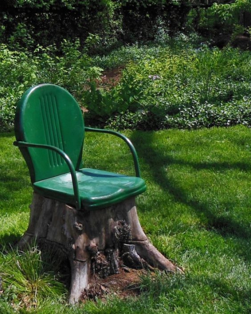décorer le jardin avec objets de récupération chaise insolite