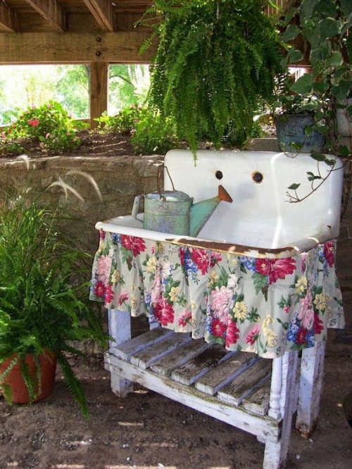 décorer le jardin avec objets de récupération vieux lavabo