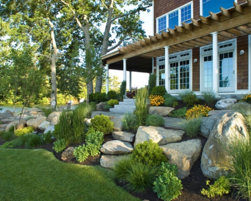 exemple d’aménagement de jardin en pente ou en rocaille grosses pierres