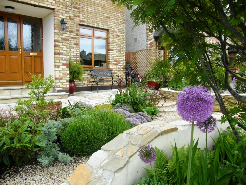 exemple d’aménagement de jardin en pente ou en rocaille sol dallé devant la maison