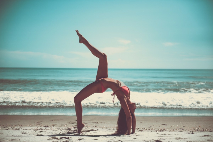 faire du yoga sur le sable idée quel sport pratiquer en été