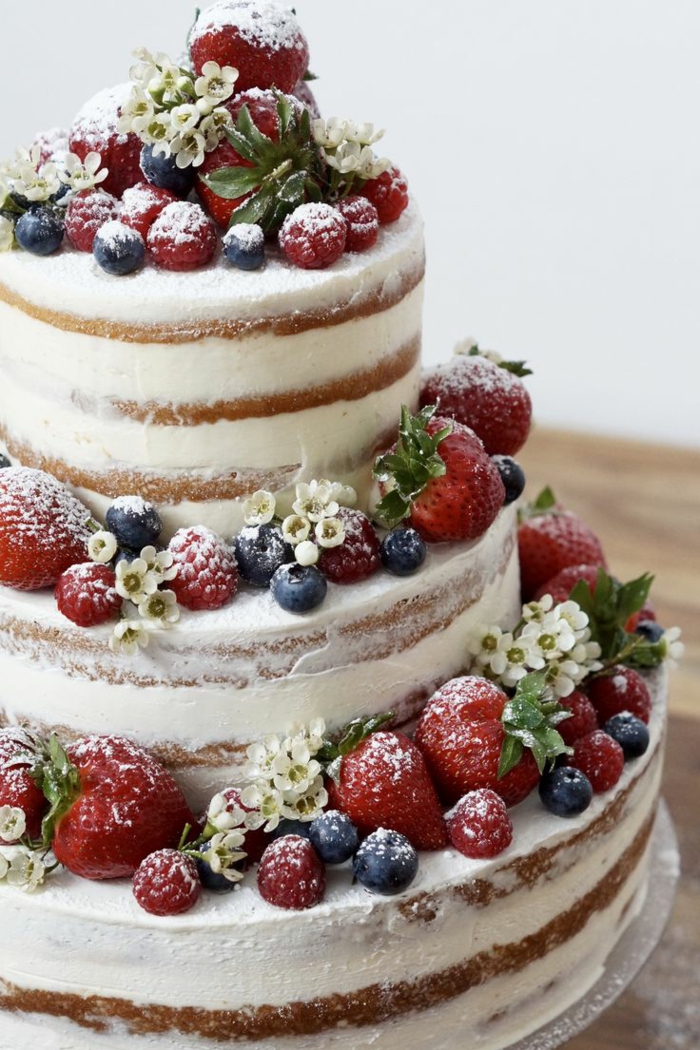 gâteau anniversaire déco avec des fruits et fleurs