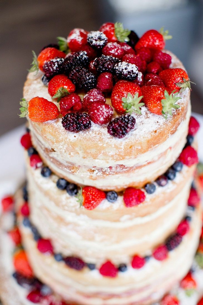 gâteau anniversaire déco avec fruits et sucre en poudre