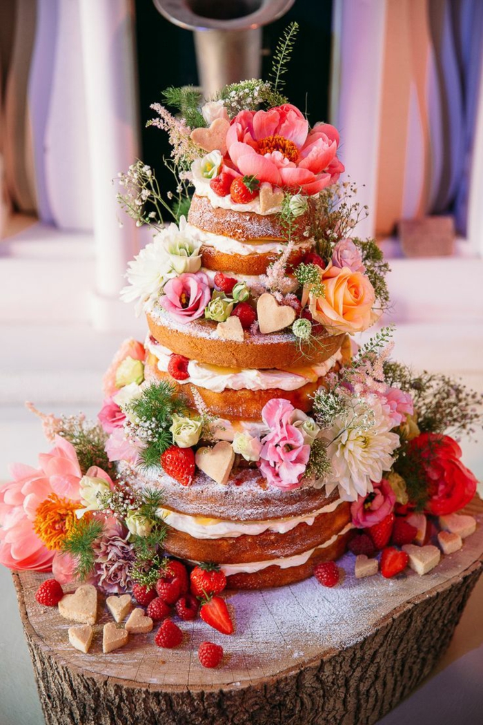 gâteau anniversaire nu décoré avec des fleurs et fruits