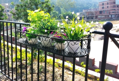 idée barrière balcon jolie jardinière en fer forgé