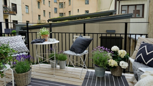 idée barrière balcon meubles en fer pliables