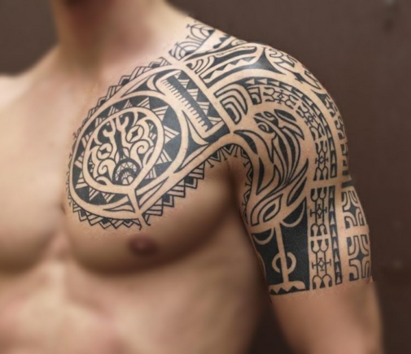 idée de modèle moderne tatouage maorie homme