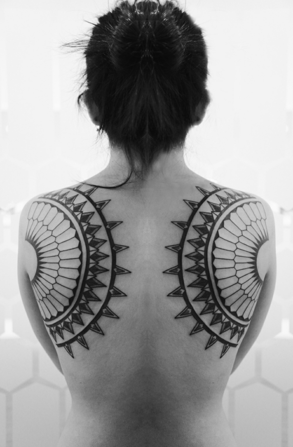 idée de modèle tatouage maorie femme dos