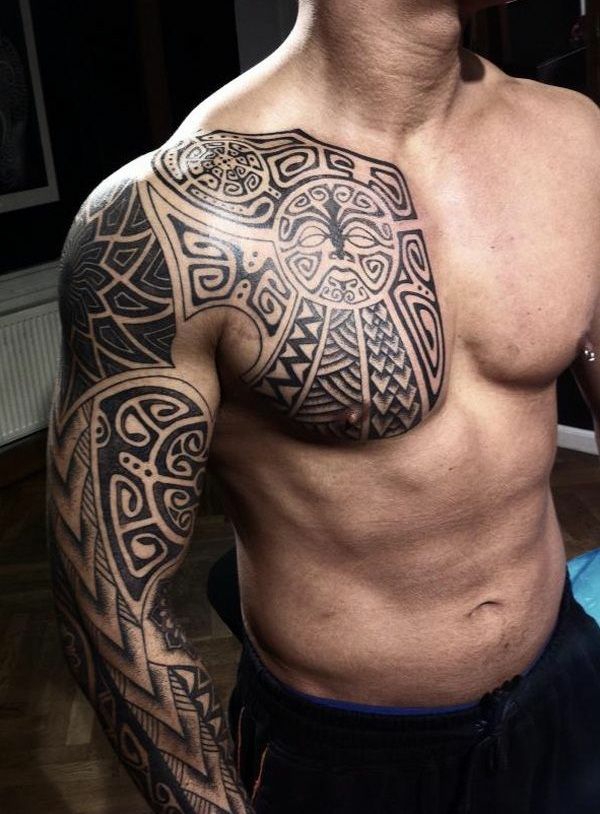 idée de tatouage maorie bras et demi-poitrine homme