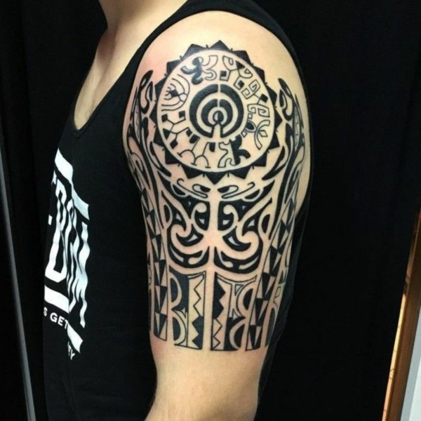 idée de tatouage maorie bras pour homme